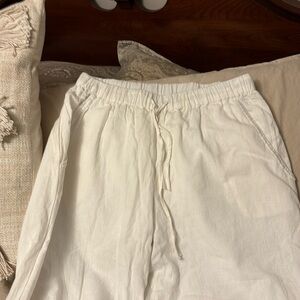 Roller rabbit three-quarter cargo pants never worn white linen and lined: M $30!
